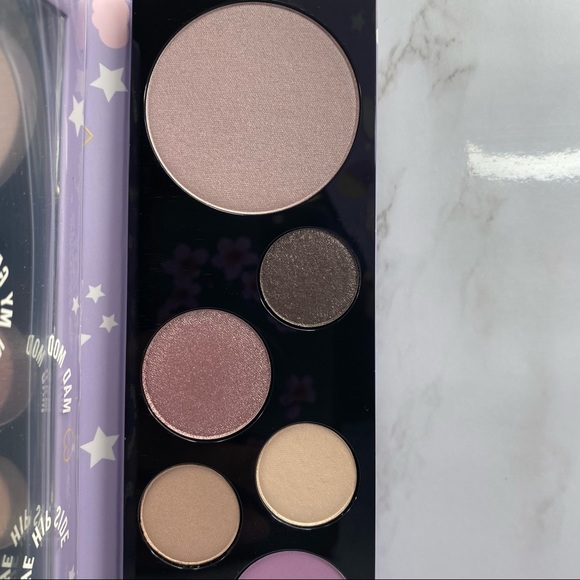 ✨HOST PICK X2✨ MAC Girls Eye Shadow Palette - Picture 4 of 10